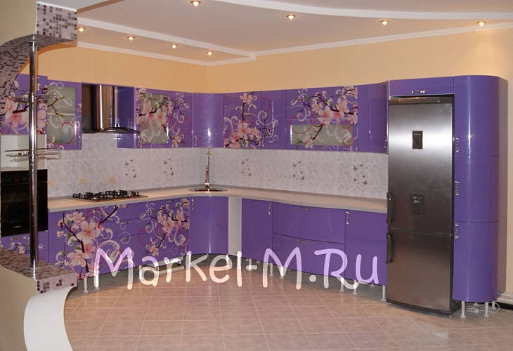 Кухня «Сакура» на заказ с гнутыми фасадами и УФ печатью
