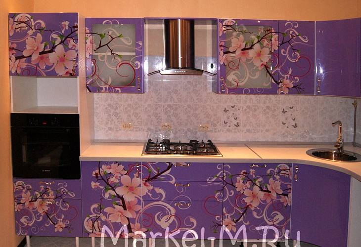 Фиолетовая кухня с рисунком цветы
