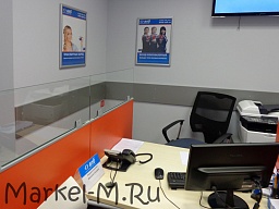 Стол для клиентов и посетителей офиса в корпоративном стиле